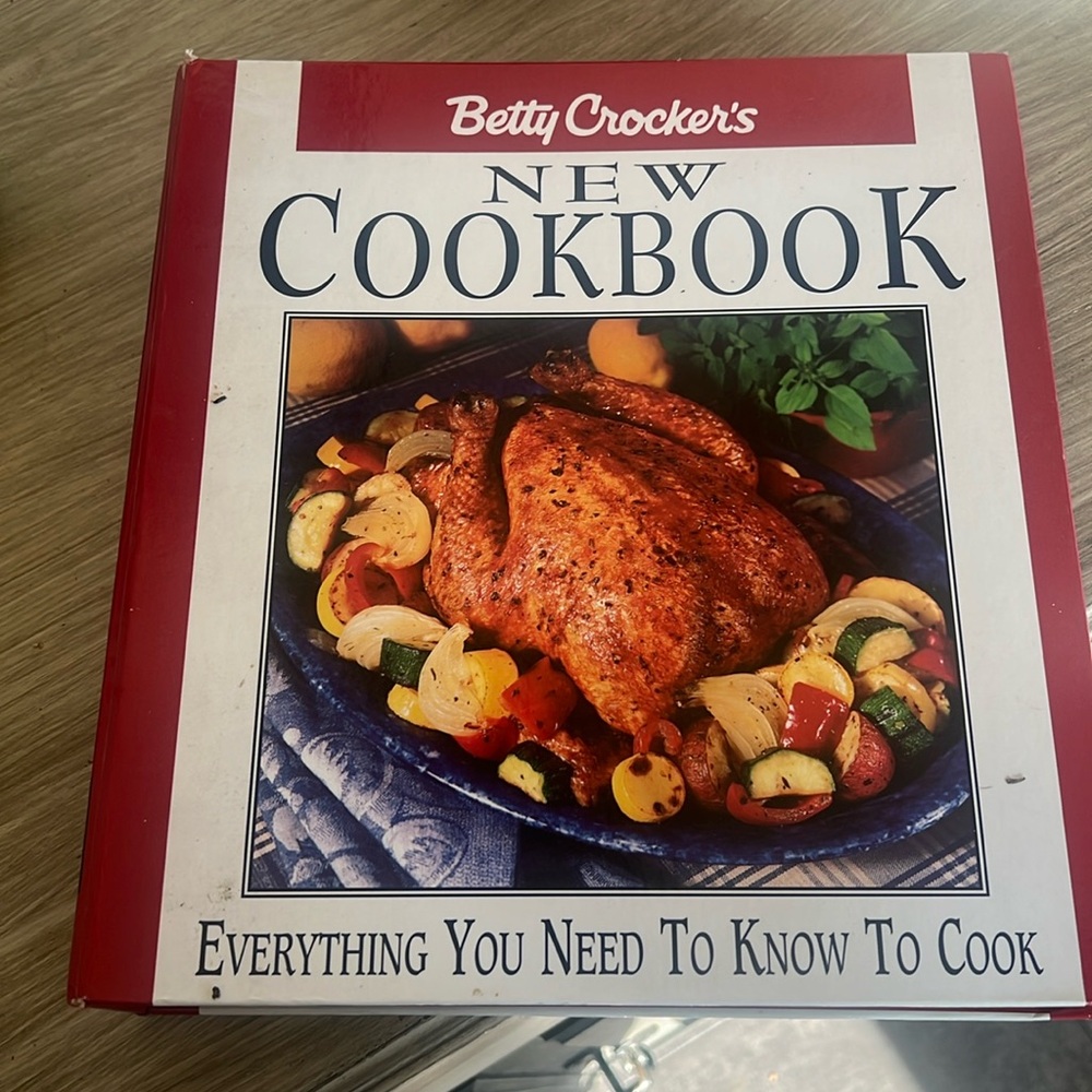 1996 Betty Crocker New Cookbook. 433 pages of classic recipes. Excellent shape
